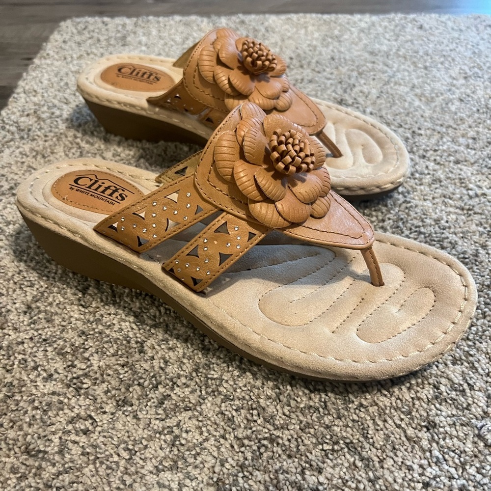 Cliffs WHITE MOUNTAIN Tan Floral Wedge Thong Sandals Decorative Cutouts Size 10